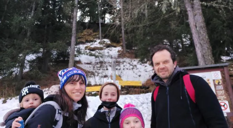 Famiglia sulla neve 