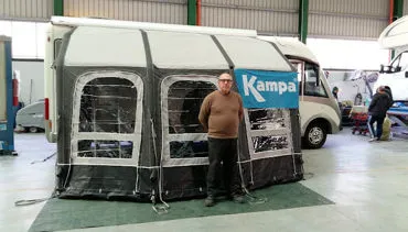 uomo con veranda camper badia calavena